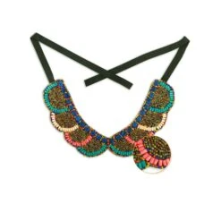Cuello étnico Con Rocalla Y Maderas De Colores. 27x16cm
