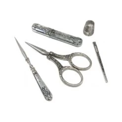 Estuche Tijeras Bordar Y Accesorios. Plata Vieja Rococó 8 Estuche Tijeras Bordar Y Accesorios. Plata Vieja Rococó -Merceria Botton estuche tijeras bordar y accesorios plata vieja rococo 2