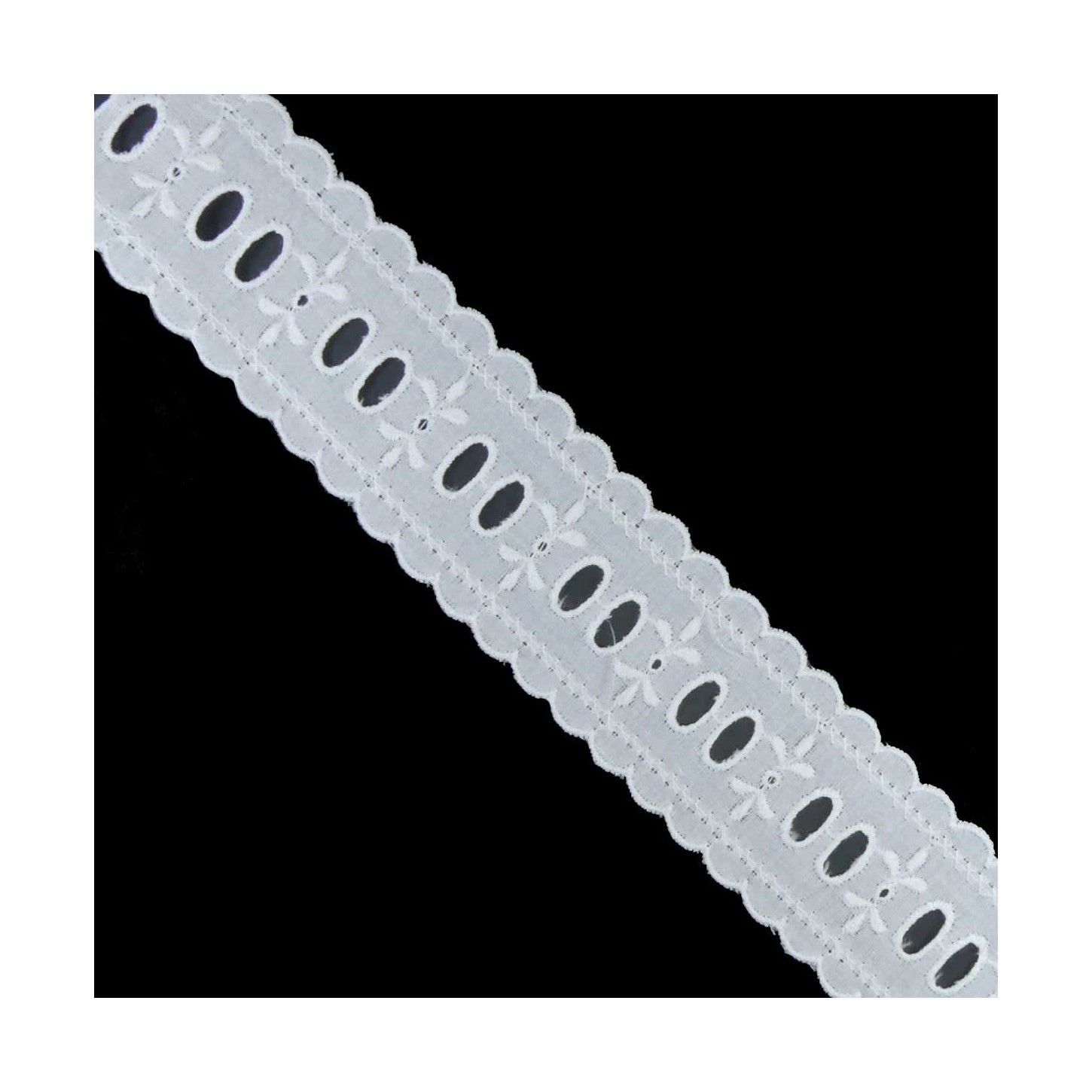 Pasacintas Blanco Bordado Algodón 38mm. Flor Lis 3 Pasacintas Blanco Bordado Algodón 38mm. Flor Lis