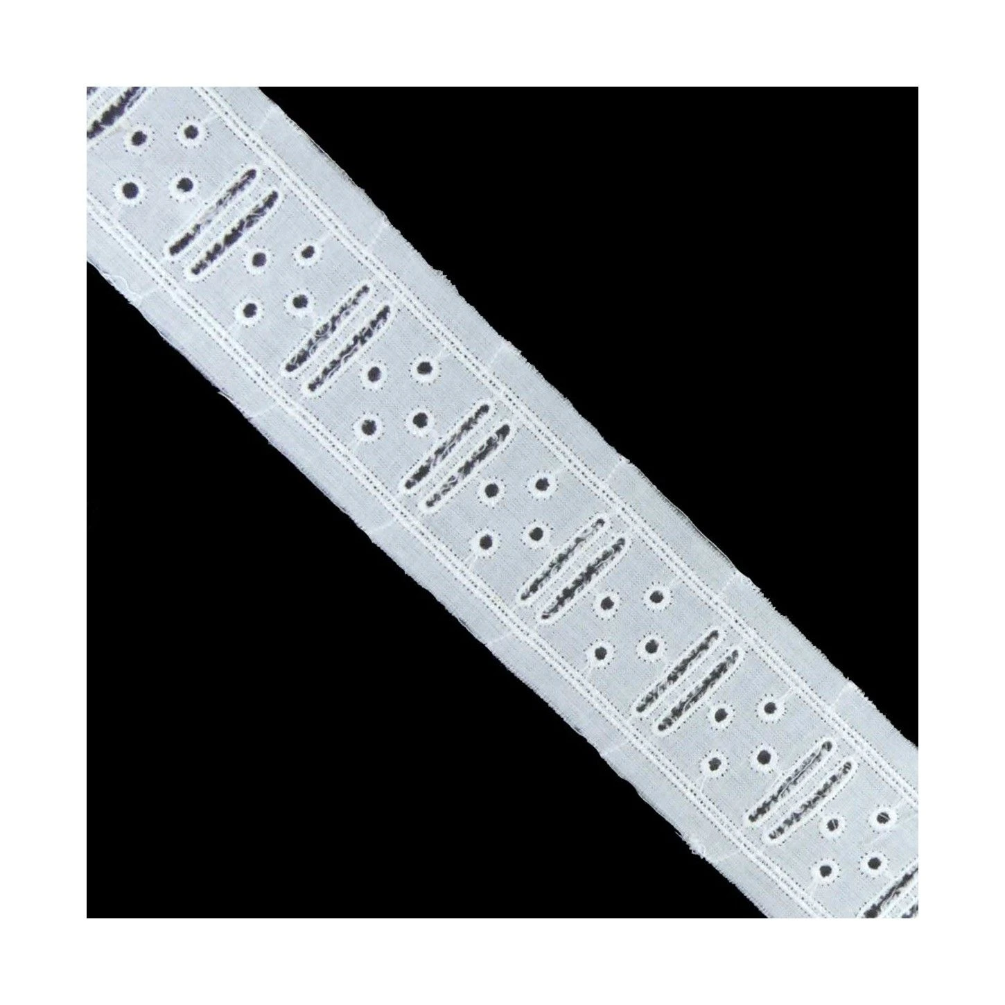 Pasacintas Bordado Algodón Blanco 3cm. 4 Círculos 3 Pasacintas Bordado Algodón Blanco 3cm. 4 Círculos