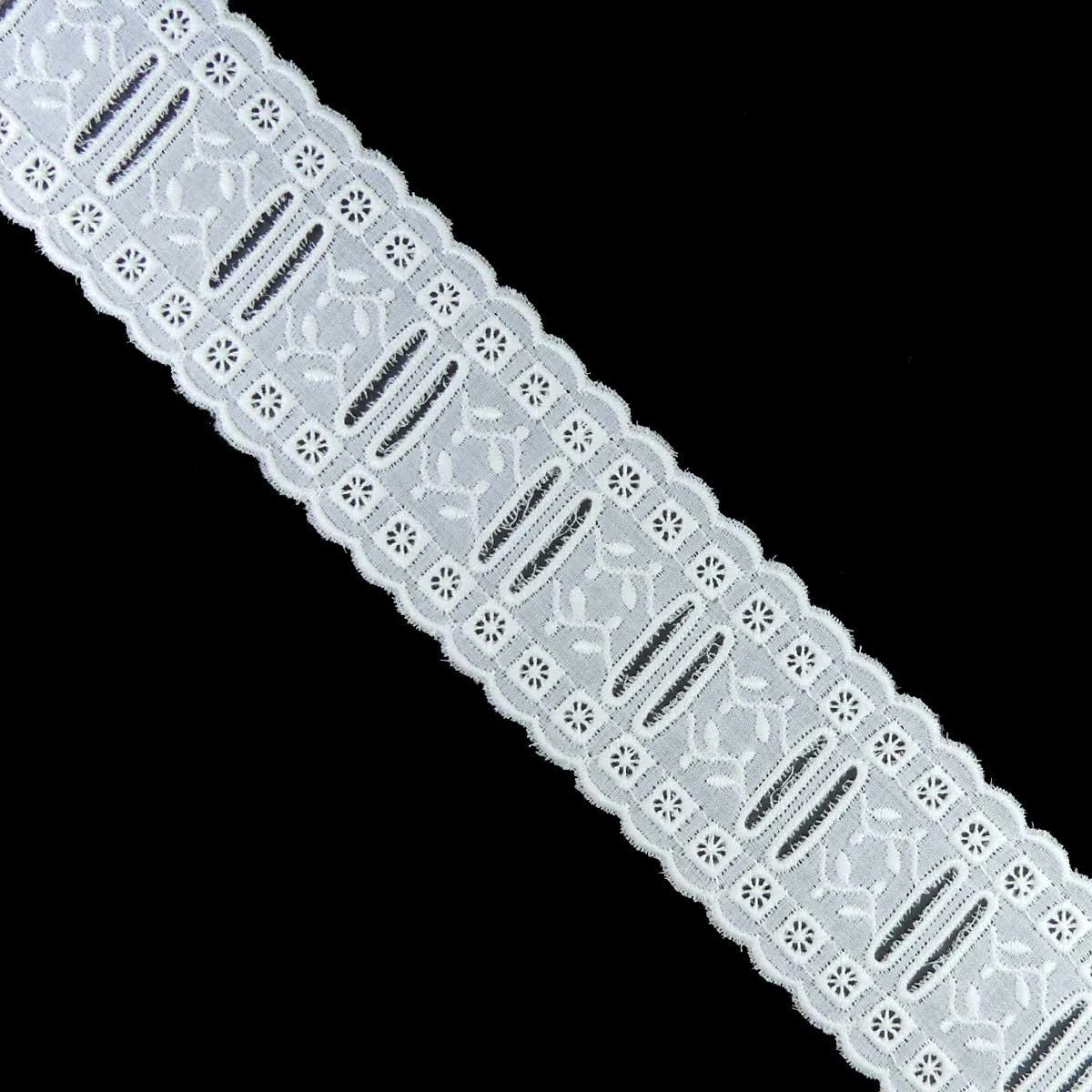 Pasacintas Bordado Blanco Cuadros 4,2cm. Conjunto 20 3 Pasacintas Bordado Blanco Cuadros 4,2cm. Conjunto 20