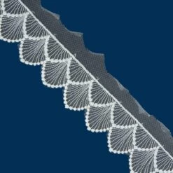 Puntilla Tul Bordado Escamas 35mm. Crudo