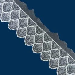 Puntilla Tul Bordado Triple Escama 55mm. Crudo