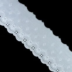 Tira Bordada Con Estilo Floral En Blanco. 6,5cm Ancho