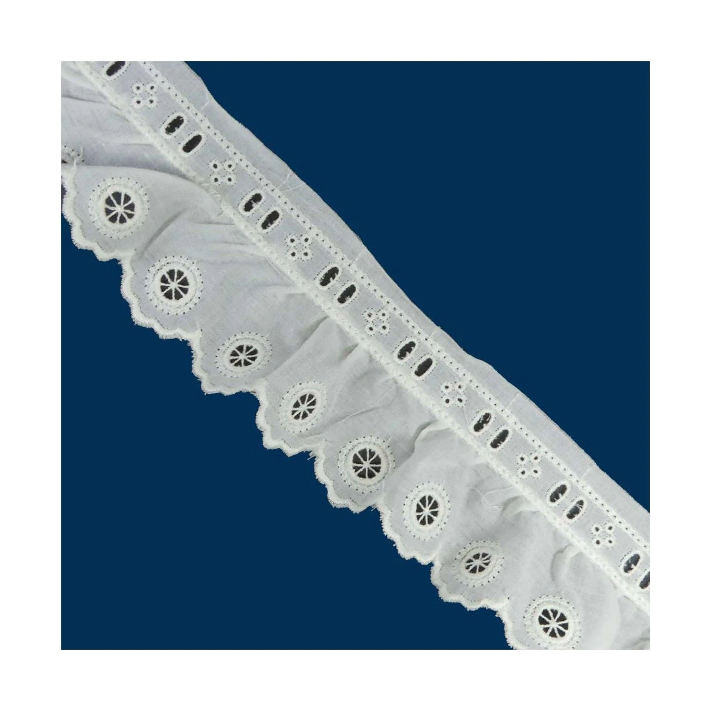 Tira Bordada Fruncida Con Pasacintas Beige 5cm. Ruedas 3 Tira Bordada Fruncida Con Pasacintas Beige 5cm. Ruedas